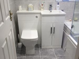Fitted Bathroom - Three piece bathroom suite fitted for Thornton-Cleveleys home with integrated storage and new tiling